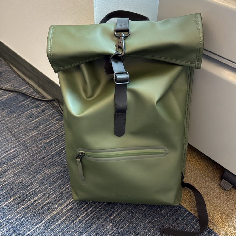 Rains Backpack BROKEN SIDE ZIPPER - Picture 2 of 8
